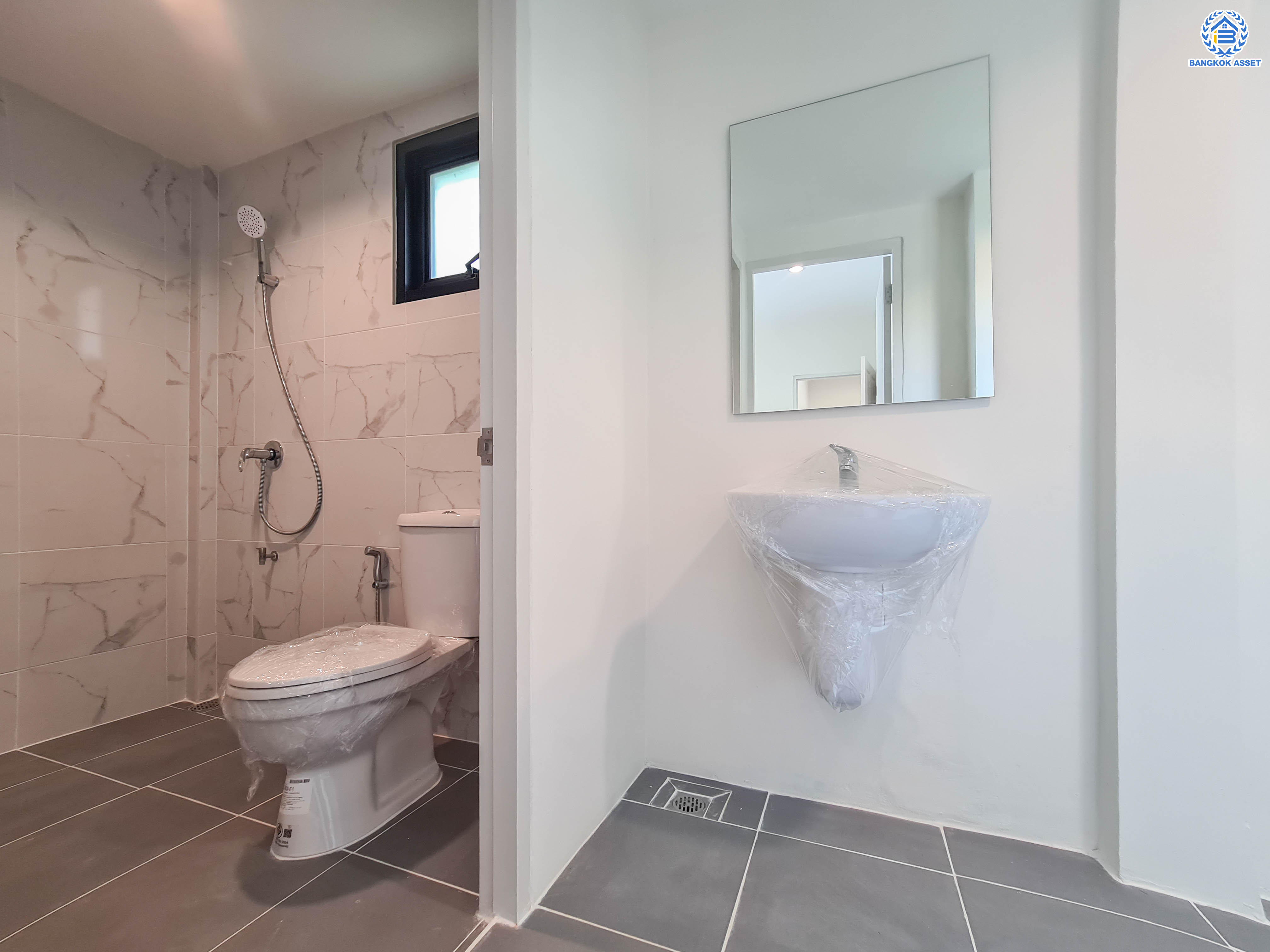 บ้านมือสองตกแต่งใหม่ แบรนด์ LH โครงการ ชัยพฤกษ์ บางบัวทอง หลังใหญ่ เนื้อที่ 55.2 ตร.ว. ฟังก์ชัน 3 ห้องนอน 3 ห้องน้ำ 1 ห้องอเนกประสงค์ พร้อม Facilities ครบครัน บนทำเลเดินทางสะดวก ติดถนนบางกรวย-ไทรน้อย ใกล้เซ็นทรัลเวสต์เกต และรถไฟฟ้าสายสีม่วง "สถานีบางพลู"